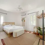 Private 5-bedroom With Pool And Sea View In
