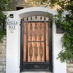 Private 5-bedroom With Pool And Sea View In Vilă