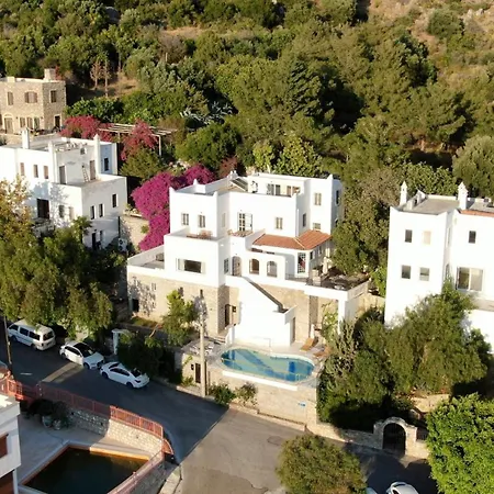 Private 5-bedroom With Pool And Sea View In Vilă